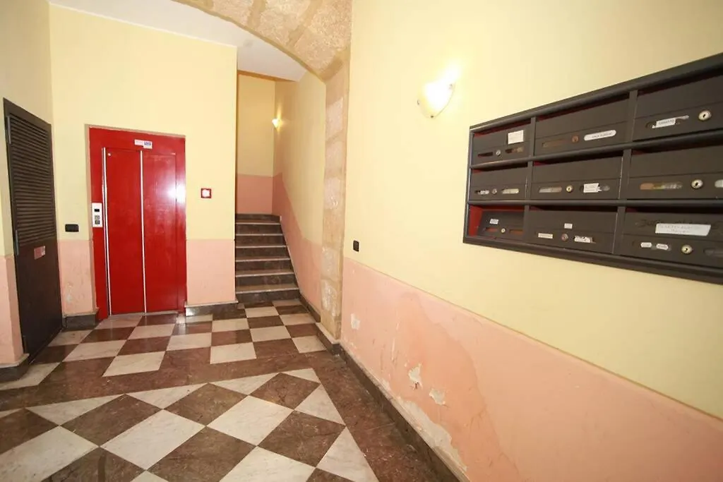 Appartamento Con Terrazza Al Centro Storico. Palermo