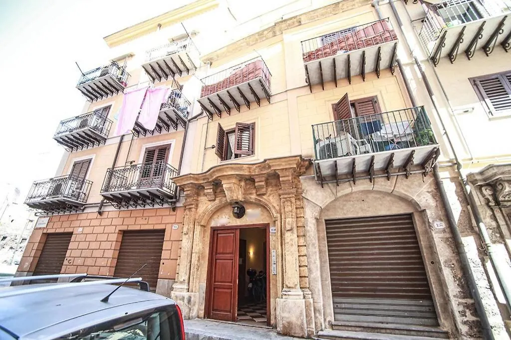 Appartamento Con Terrazza Al Centro Storico. Palermo
