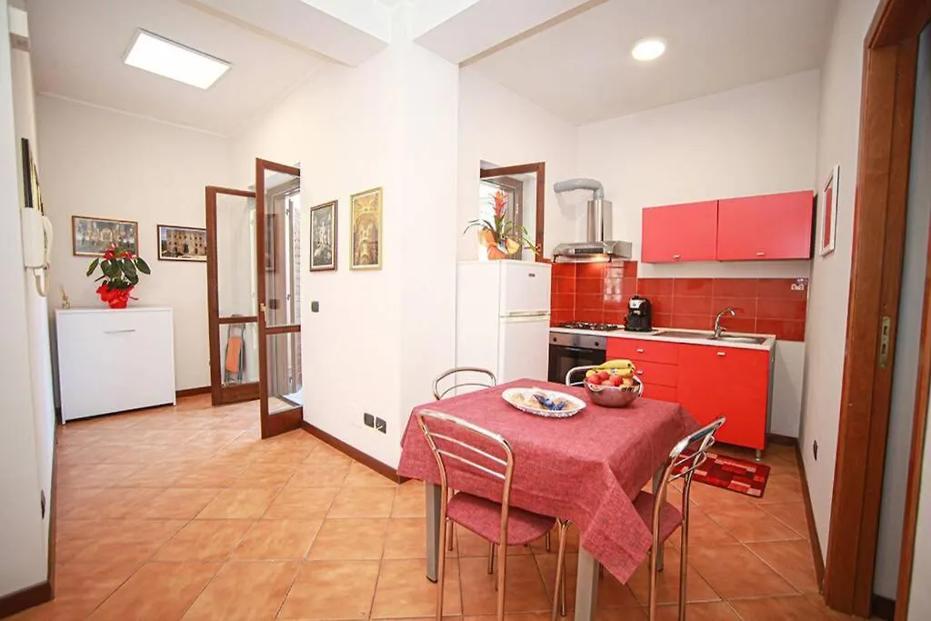 Appartamento Con Terrazza Al Centro Storico. Palermo