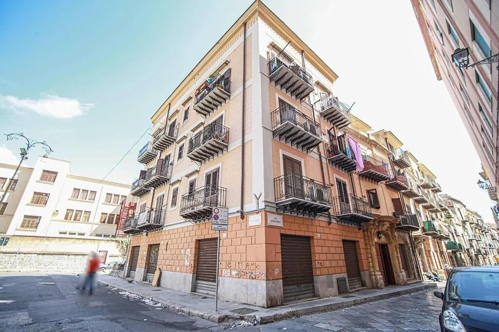 Appartamento Con Terrazza Al Centro Storico. Palermo