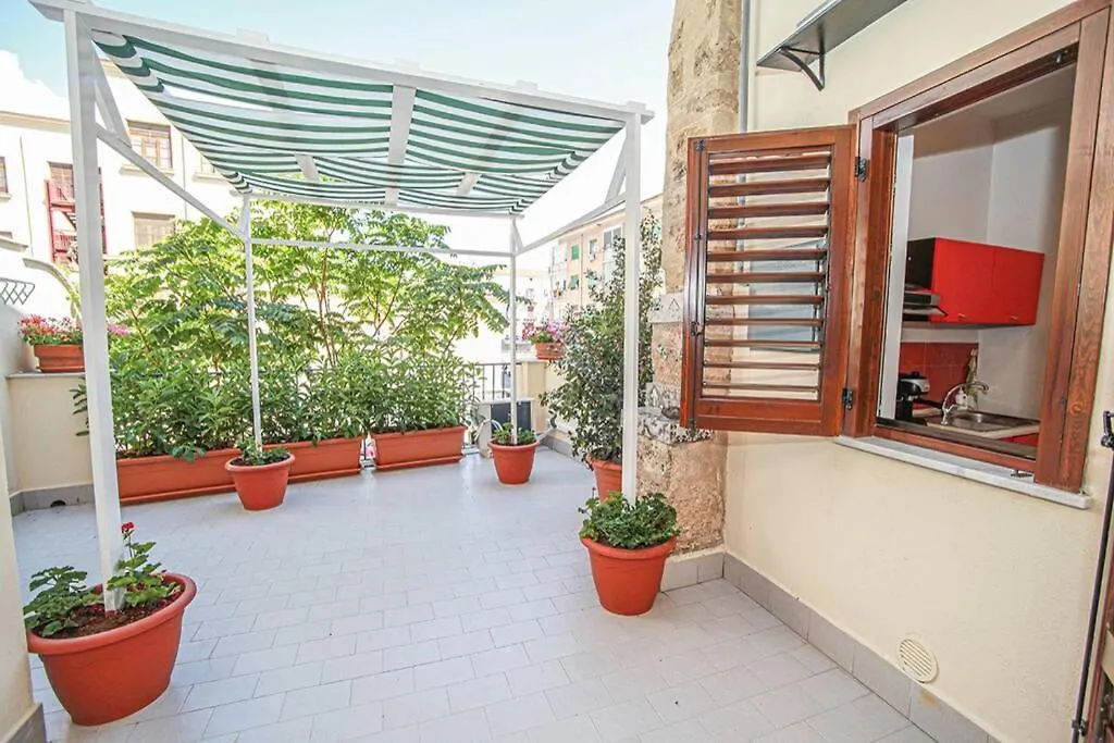Appartamento Con Terrazza Al Centro Storico. Palermo Italy